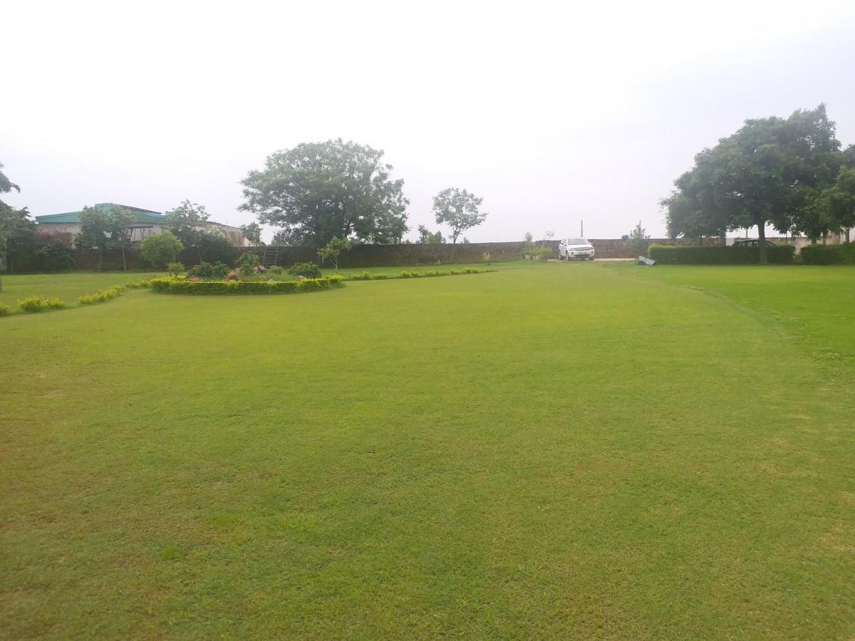 Вилла Aravali Hill View Estate Гургаон Экстерьер фото