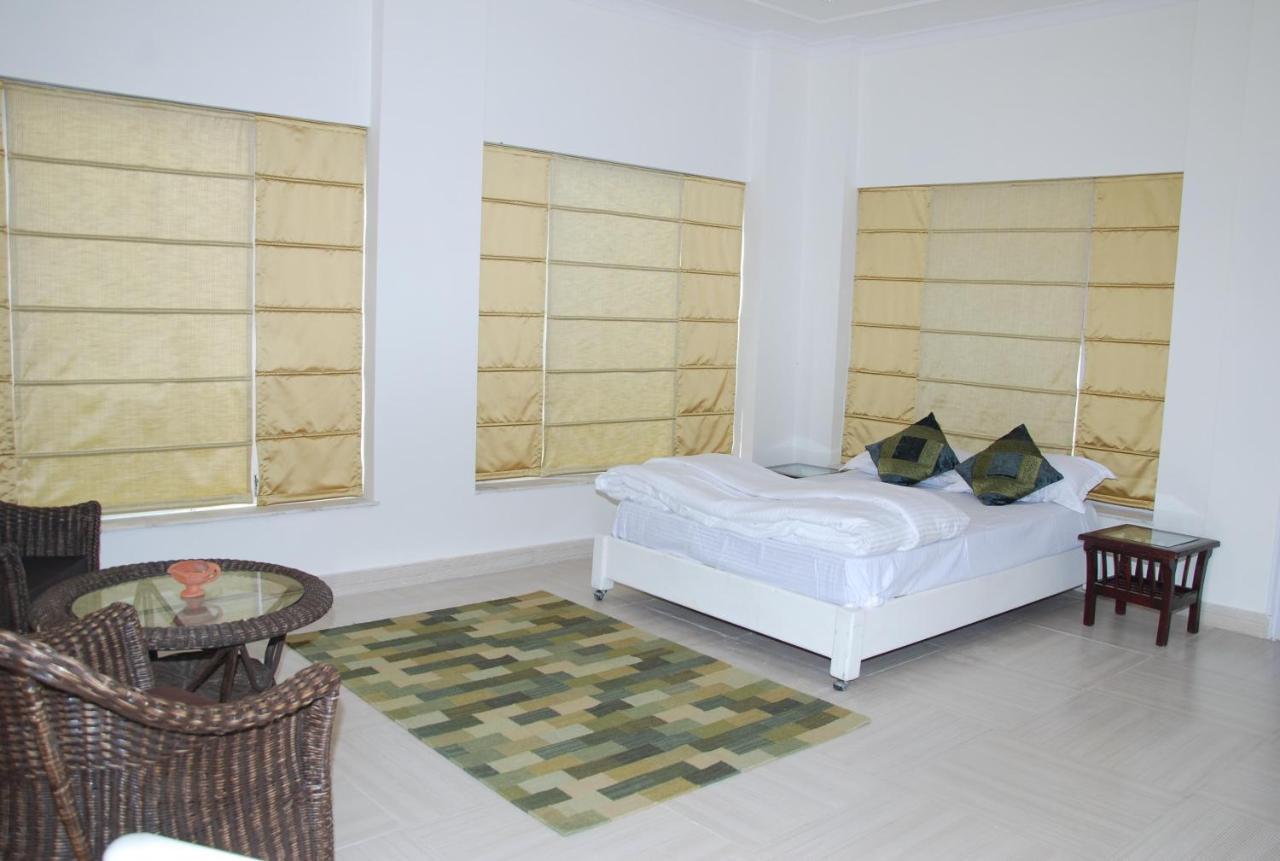 Вилла Aravali Hill View Estate Гургаон Экстерьер фото
